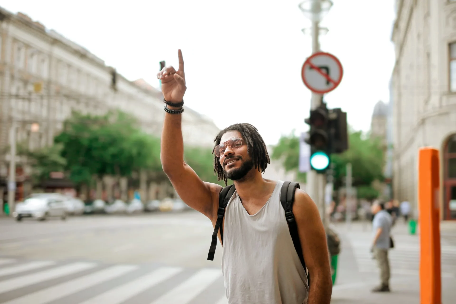 photo d'un homme interpellant un taxi