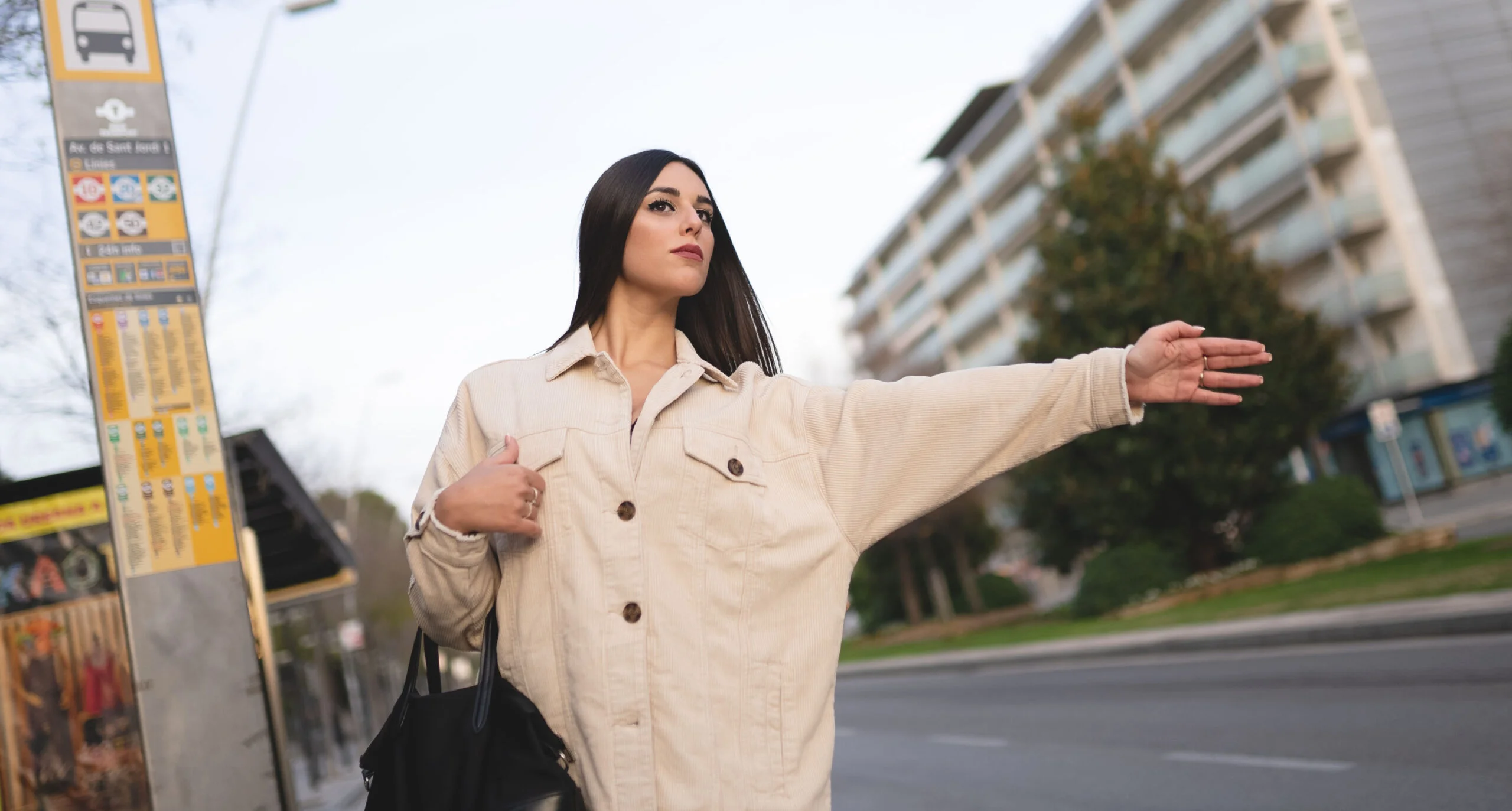 photo d'une femme interpellant un taxi