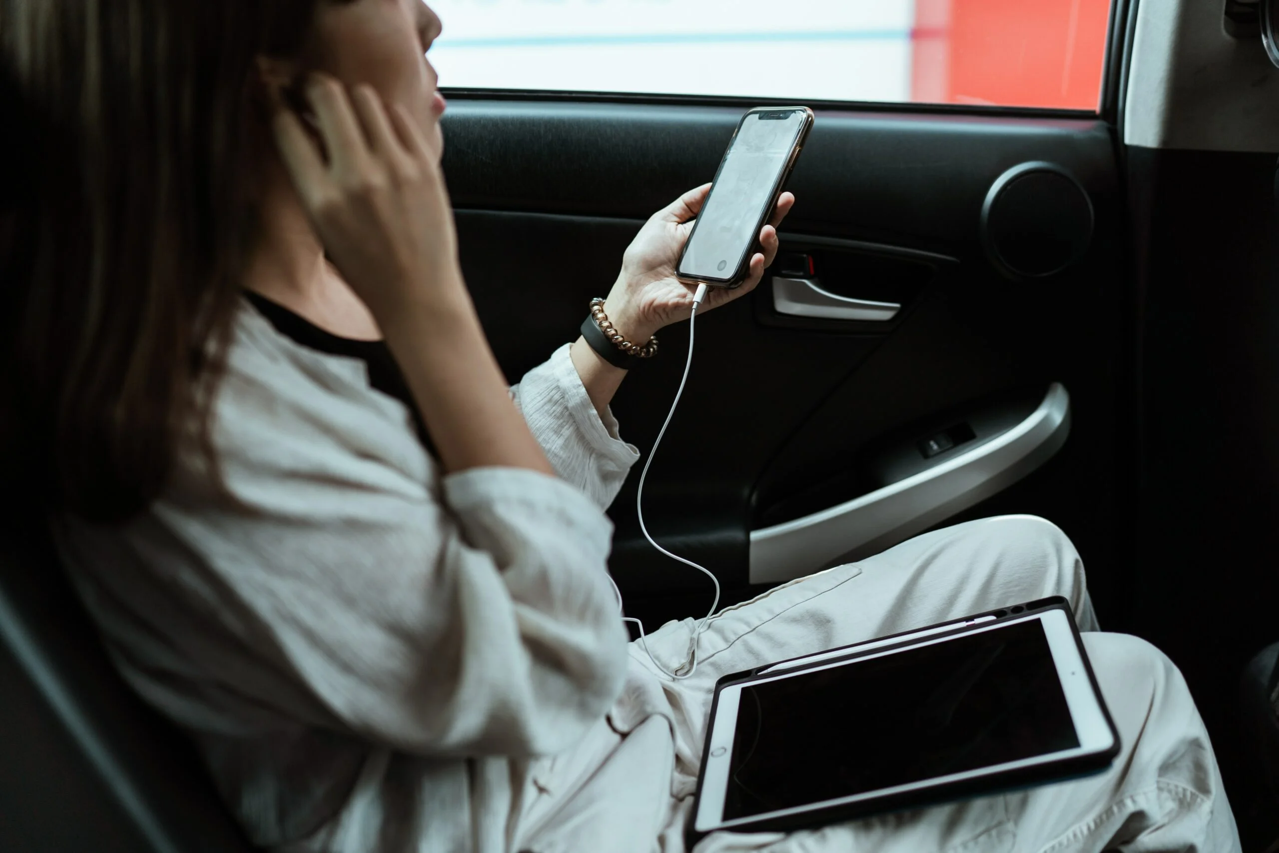 photo d'une femme en train de regarder son smartphone