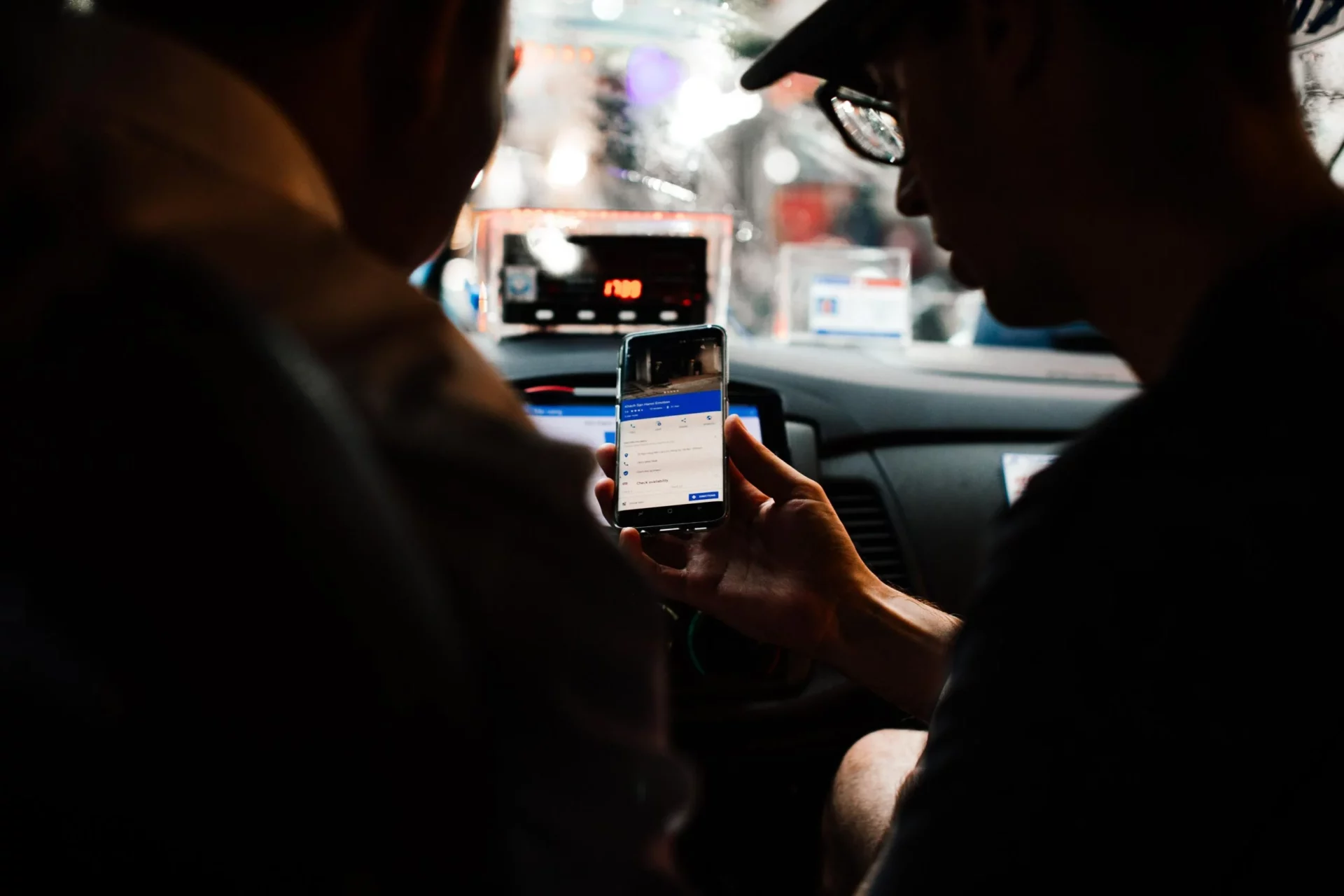 photo de deux hommes en train de regarder un smartphone